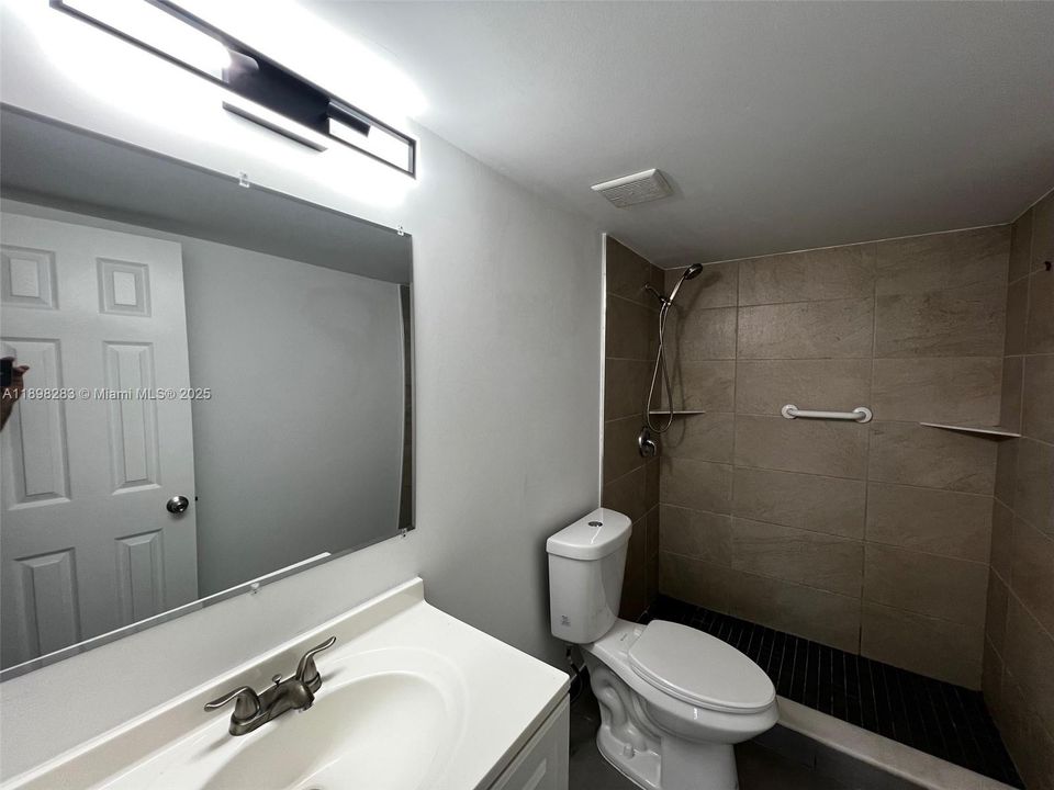 For Rent: $2,200 (2 beds, 2 baths, 1099 Square Feet)