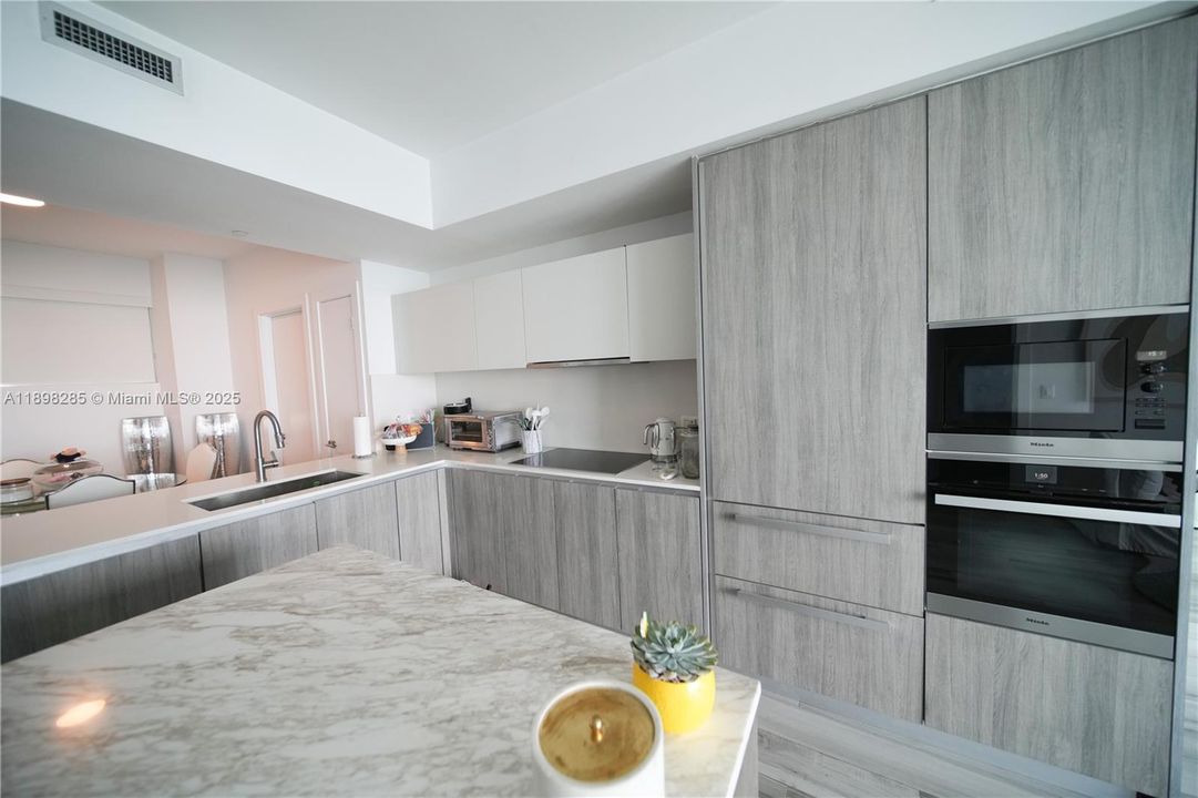 待售: $1,200,000 (2 贝兹, 3 浴室, 1137 平方英尺)