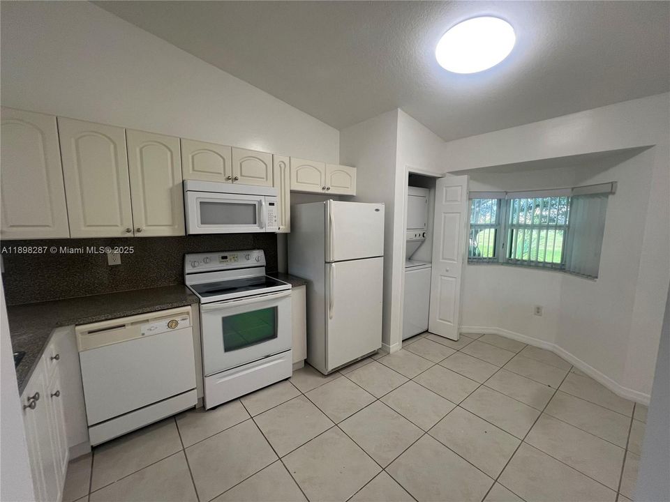 For Rent: $1,800 (2 beds, 2 baths, 910 Square Feet)