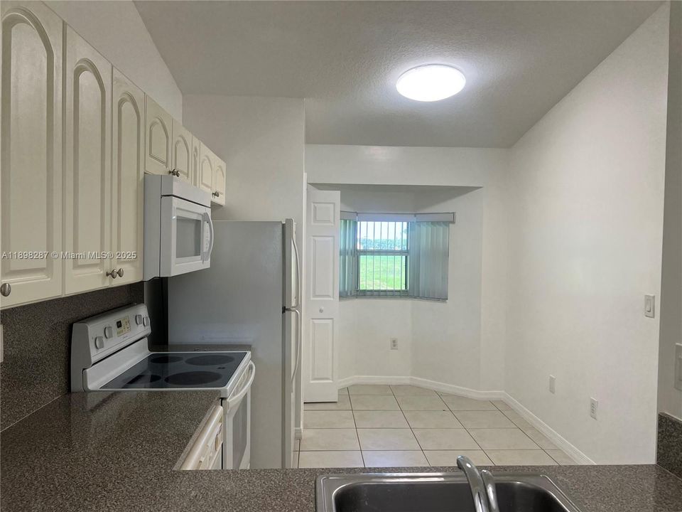 For Rent: $1,800 (2 beds, 2 baths, 910 Square Feet)