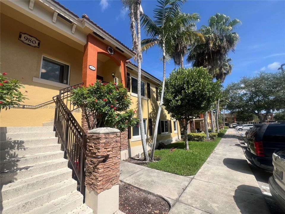 For Rent: $1,800 (2 beds, 2 baths, 910 Square Feet)