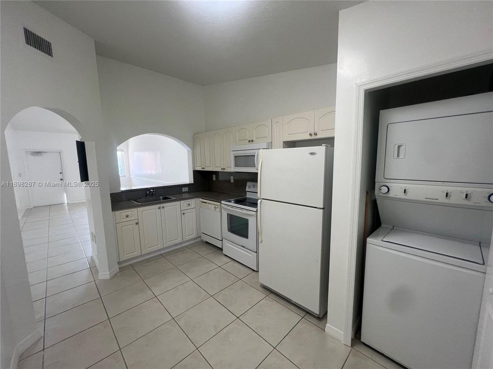 For Rent: $1,800 (2 beds, 2 baths, 910 Square Feet)