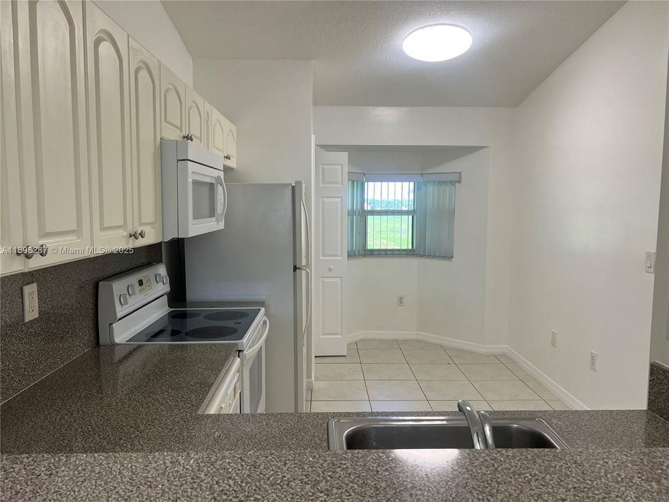 For Rent: $1,800 (2 beds, 2 baths, 910 Square Feet)