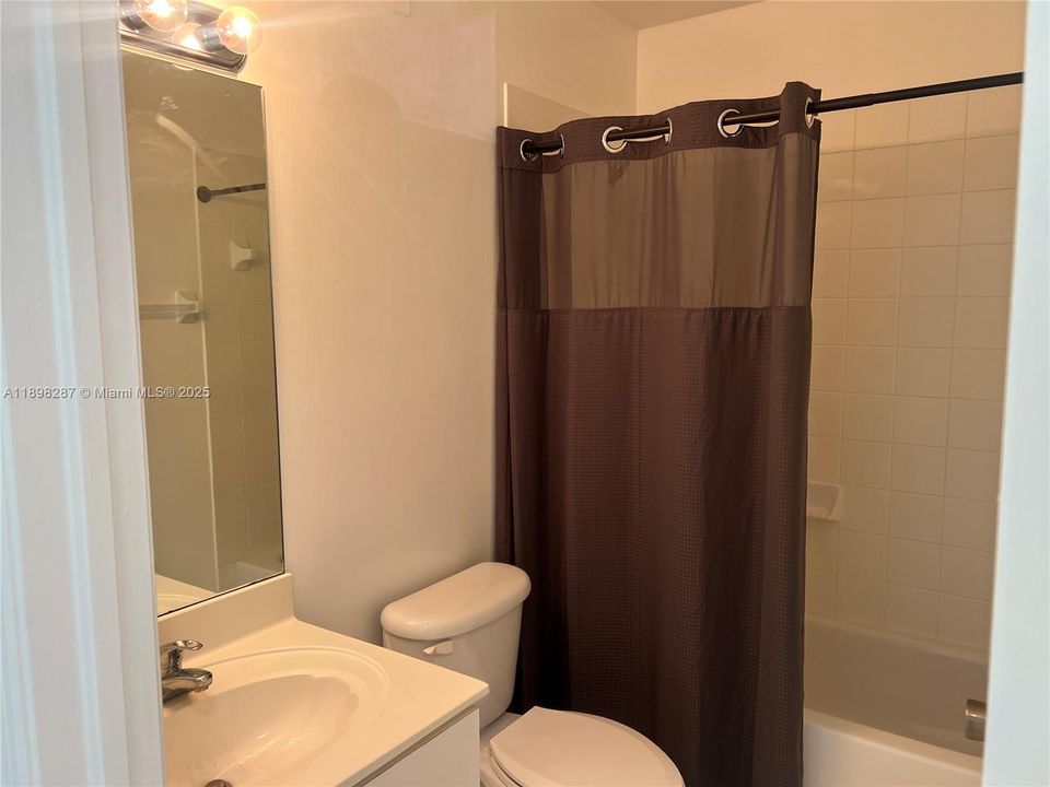 For Rent: $1,800 (2 beds, 2 baths, 910 Square Feet)