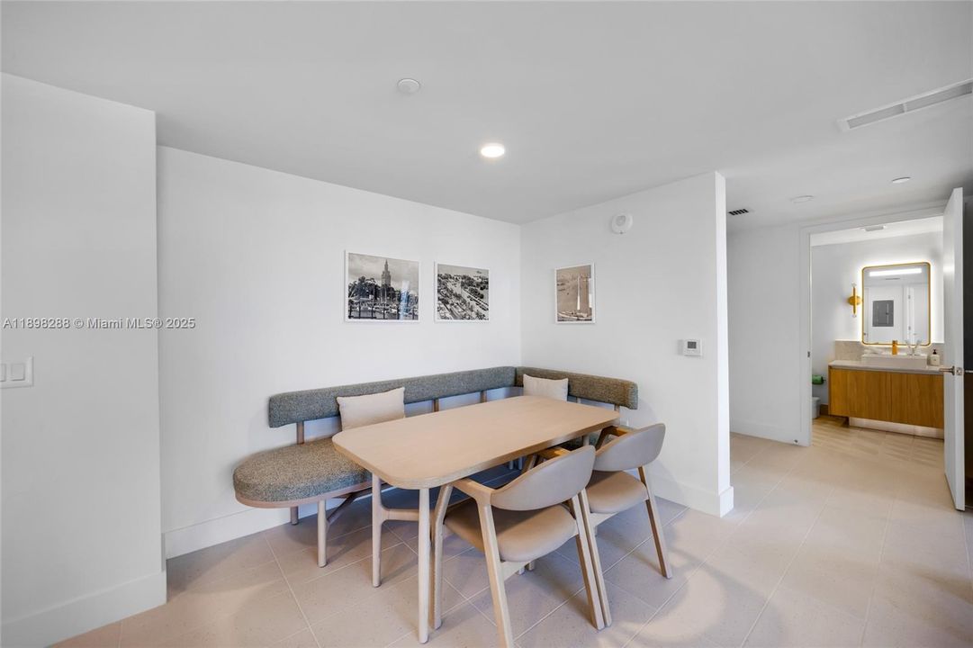 На продажу: $860,000 (2 спален, 2 ванн, 907 Квадратных фут)