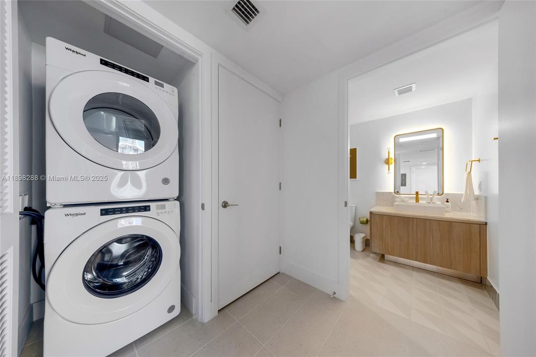 На продажу: $860,000 (2 спален, 2 ванн, 907 Квадратных фут)