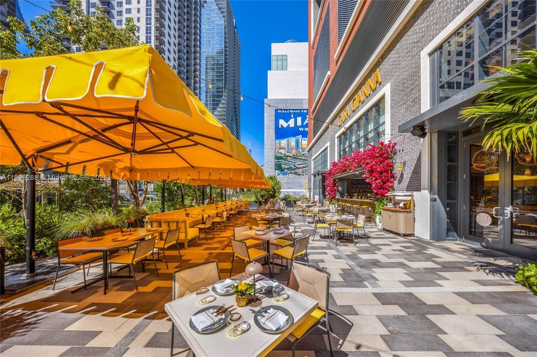 На продажу: $860,000 (2 спален, 2 ванн, 907 Квадратных фут)