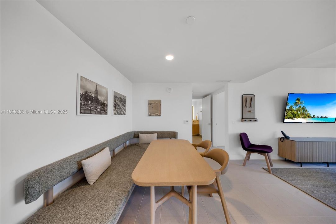 На продажу: $860,000 (2 спален, 2 ванн, 907 Квадратных фут)