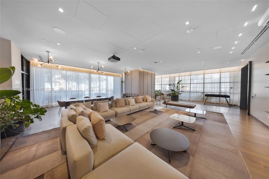 На продажу: $860,000 (2 спален, 2 ванн, 907 Квадратных фут)