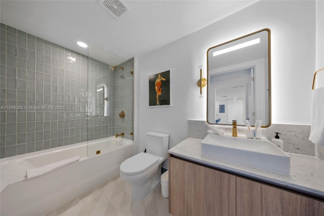 На продажу: $860,000 (2 спален, 2 ванн, 907 Квадратных фут)