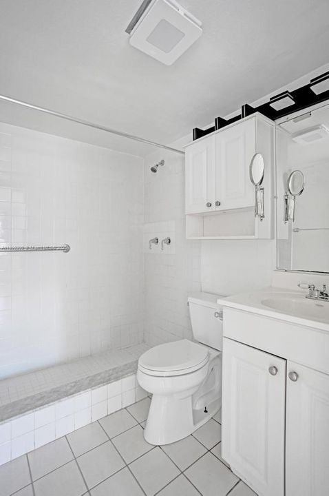 合同活跃: $2,300 (2 贝兹, 2 浴室, 1011 平方英尺)