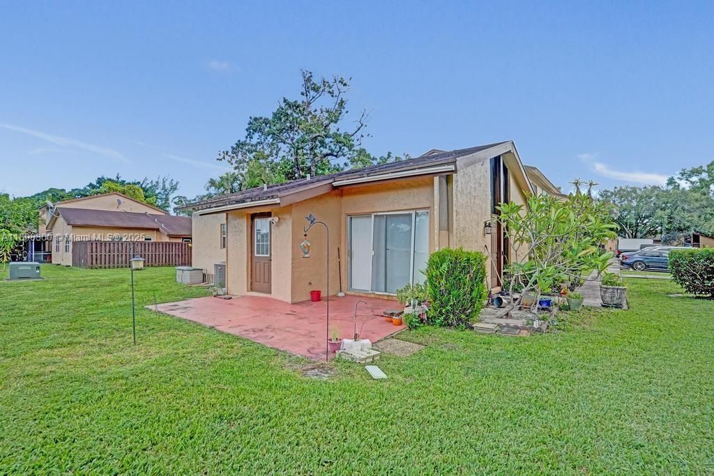 合同活跃: $2,300 (2 贝兹, 2 浴室, 1011 平方英尺)