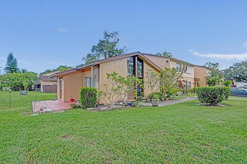 合同活跃: $2,300 (2 贝兹, 2 浴室, 1011 平方英尺)