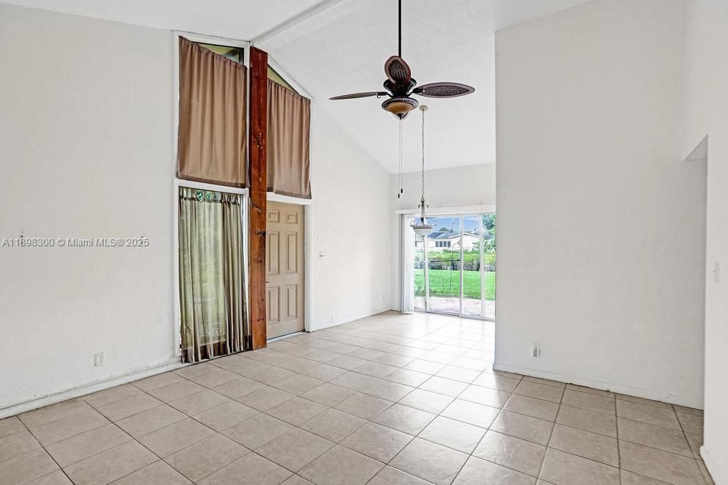 合同活跃: $2,300 (2 贝兹, 2 浴室, 1011 平方英尺)