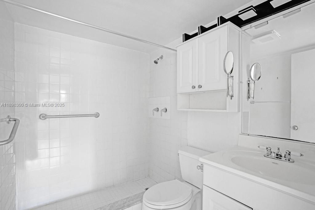 合同活跃: $2,300 (2 贝兹, 2 浴室, 1011 平方英尺)