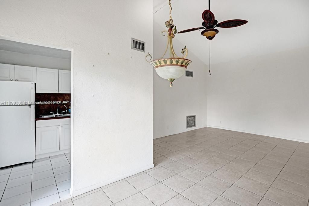 合同活跃: $2,300 (2 贝兹, 2 浴室, 1011 平方英尺)