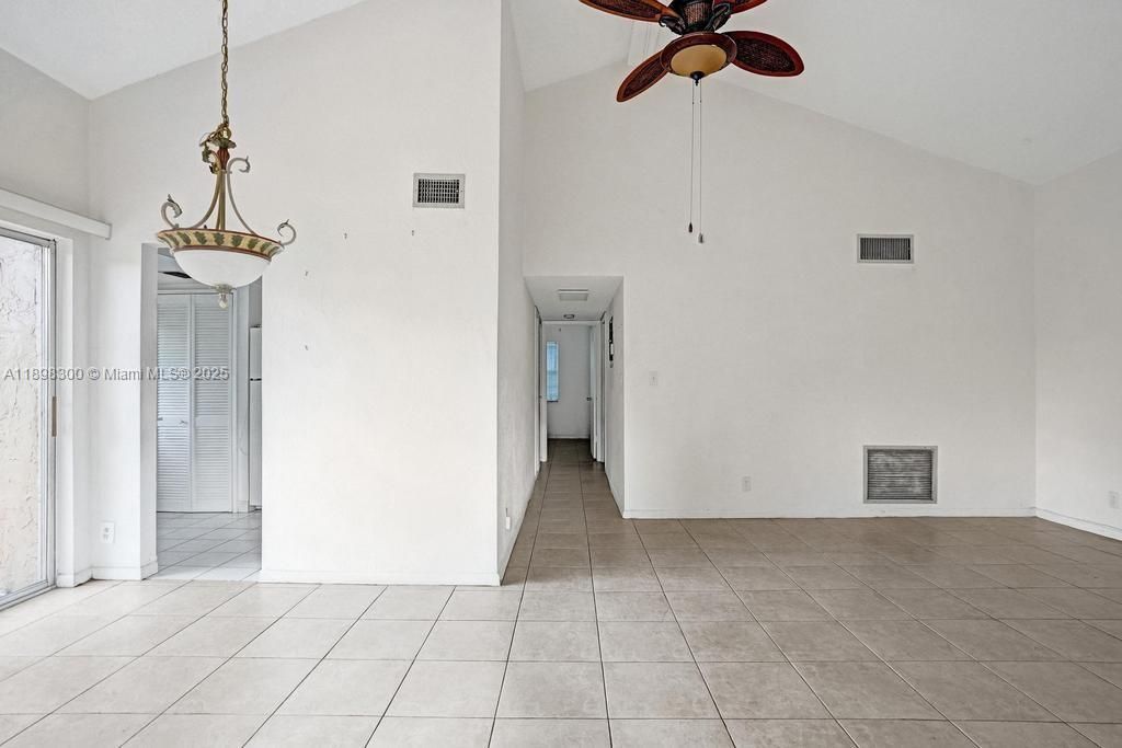 合同活跃: $2,300 (2 贝兹, 2 浴室, 1011 平方英尺)