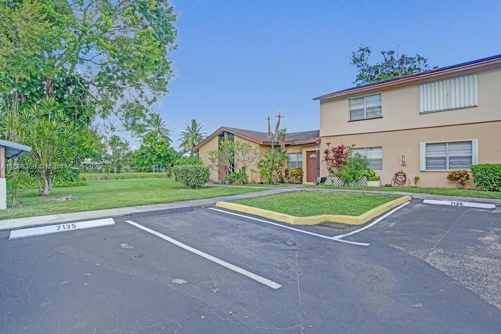 合同活跃: $2,300 (2 贝兹, 2 浴室, 1011 平方英尺)