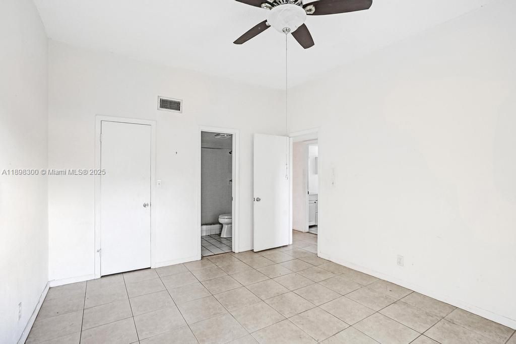 合同活跃: $2,300 (2 贝兹, 2 浴室, 1011 平方英尺)