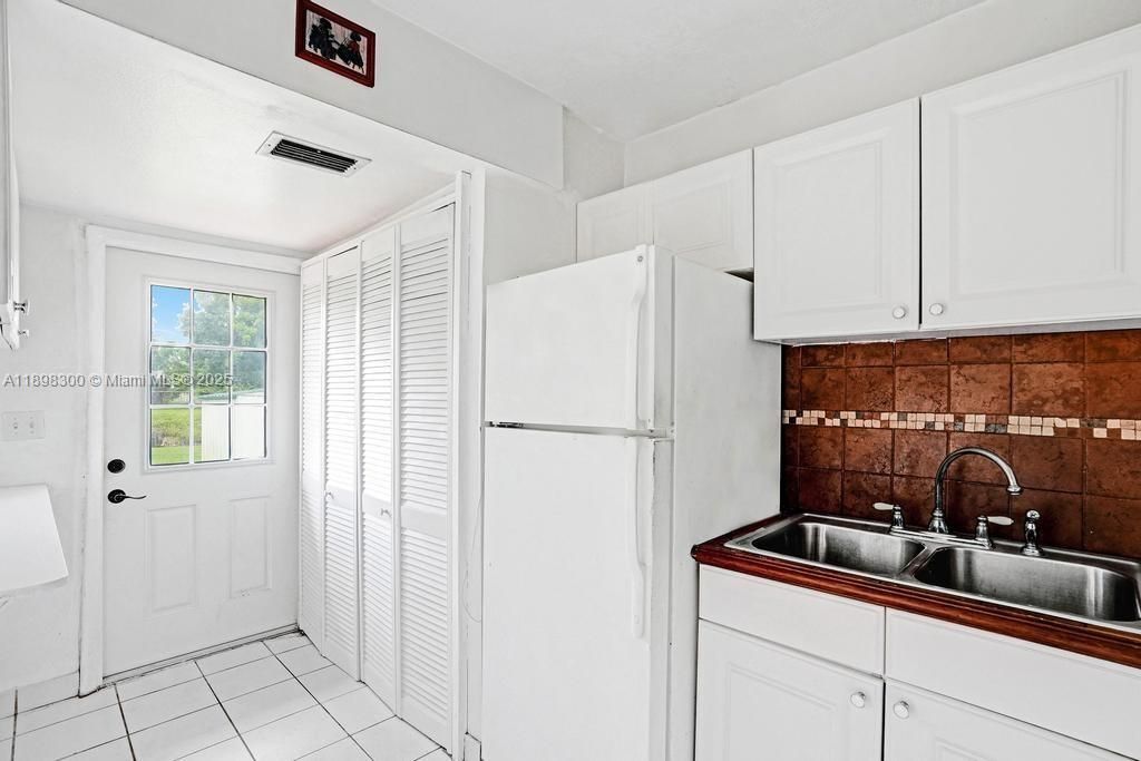 合同活跃: $2,300 (2 贝兹, 2 浴室, 1011 平方英尺)