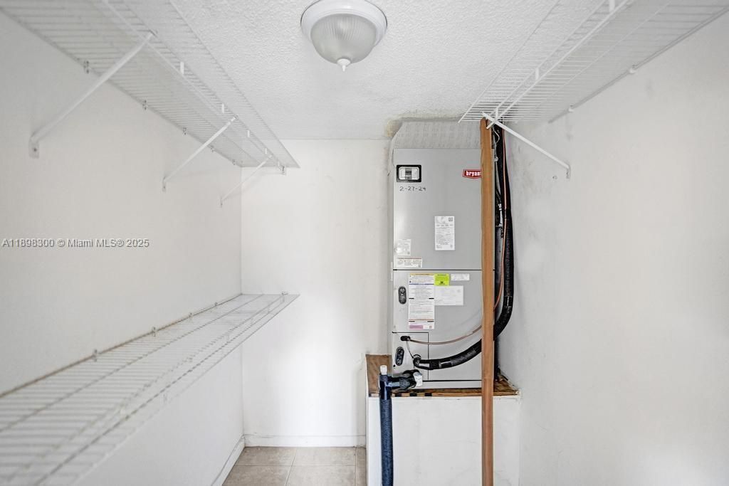 合同活跃: $2,300 (2 贝兹, 2 浴室, 1011 平方英尺)