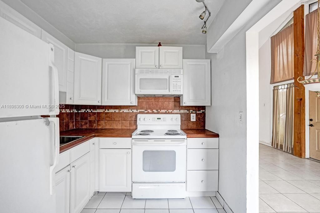 合同活跃: $2,300 (2 贝兹, 2 浴室, 1011 平方英尺)