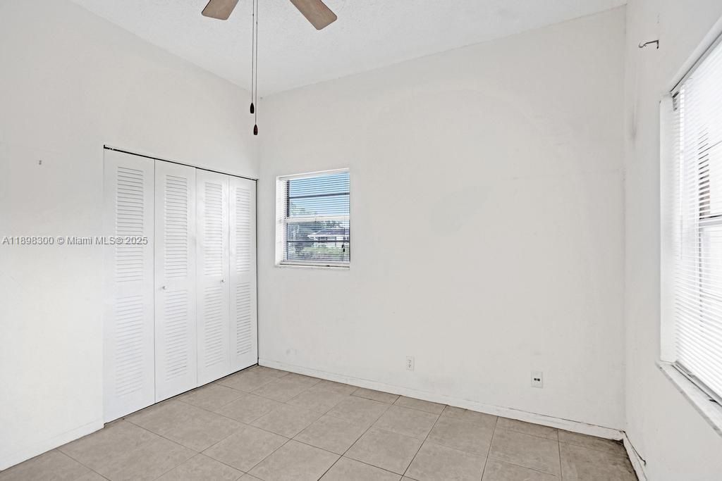 合同活跃: $2,300 (2 贝兹, 2 浴室, 1011 平方英尺)