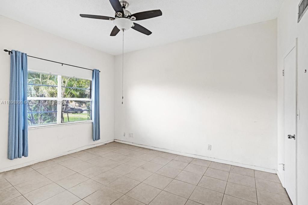 合同活跃: $2,300 (2 贝兹, 2 浴室, 1011 平方英尺)