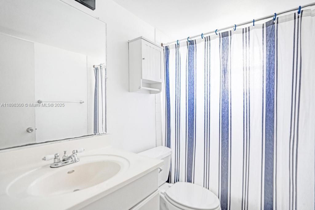 合同活跃: $2,300 (2 贝兹, 2 浴室, 1011 平方英尺)