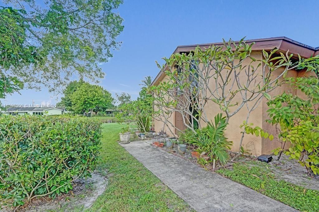 合同活跃: $2,300 (2 贝兹, 2 浴室, 1011 平方英尺)