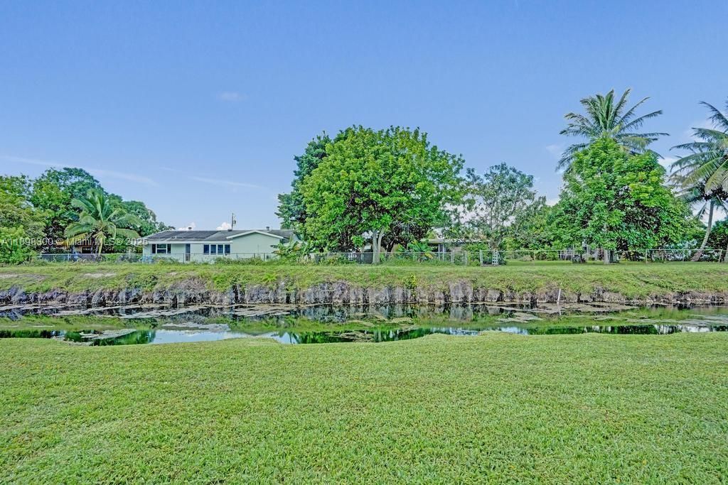 合同活跃: $2,300 (2 贝兹, 2 浴室, 1011 平方英尺)