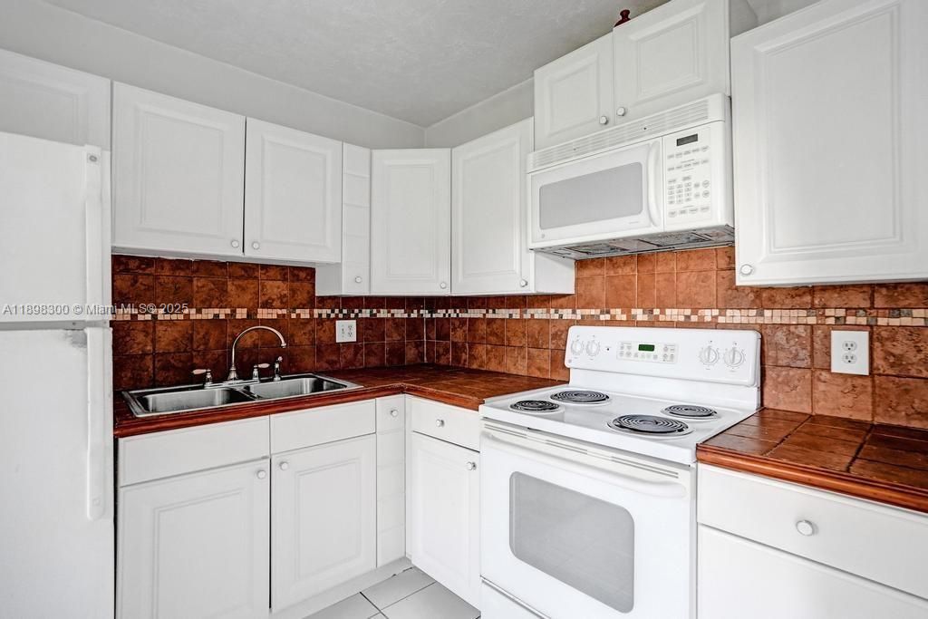 合同活跃: $2,300 (2 贝兹, 2 浴室, 1011 平方英尺)