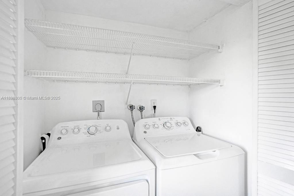 合同活跃: $2,300 (2 贝兹, 2 浴室, 1011 平方英尺)