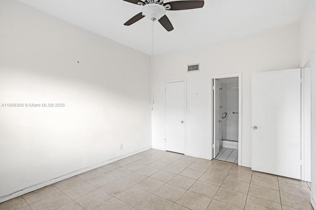 合同活跃: $2,300 (2 贝兹, 2 浴室, 1011 平方英尺)