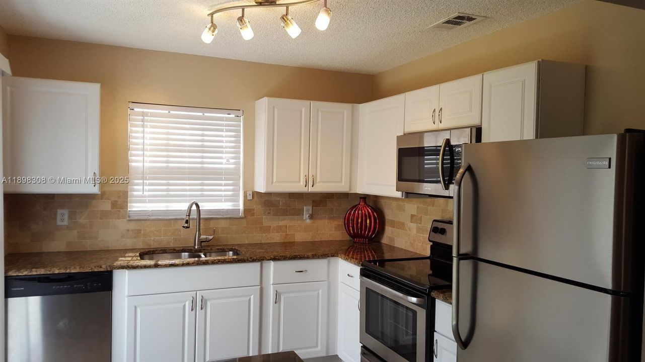 For Rent: $2,200 (3 beds, 2 baths, 934 Square Feet)