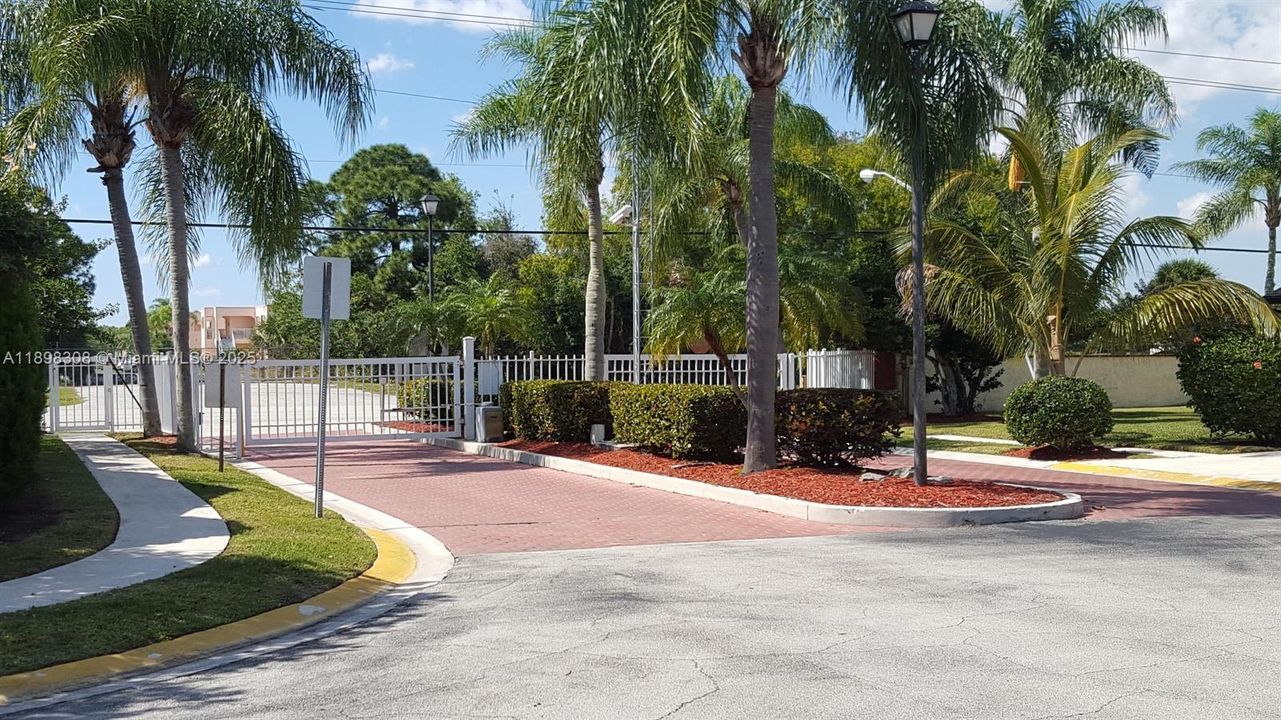 For Rent: $2,200 (3 beds, 2 baths, 934 Square Feet)