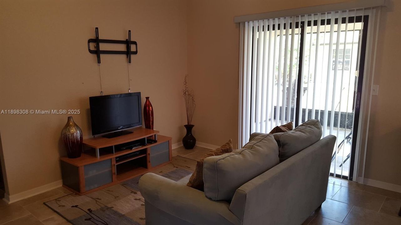 For Rent: $2,200 (3 beds, 2 baths, 934 Square Feet)