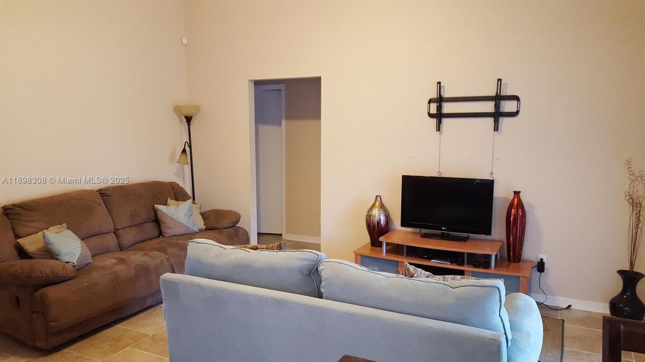 For Rent: $2,200 (3 beds, 2 baths, 934 Square Feet)