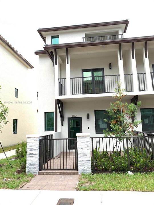 出租: $4,600 (3 贝兹, 2 浴室, 1866 平方英尺)