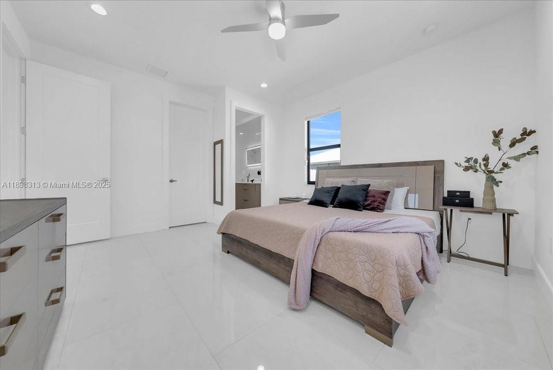 En Venta: $655,000 (4 camas, 4 baños, 2095 Pies cuadrados)