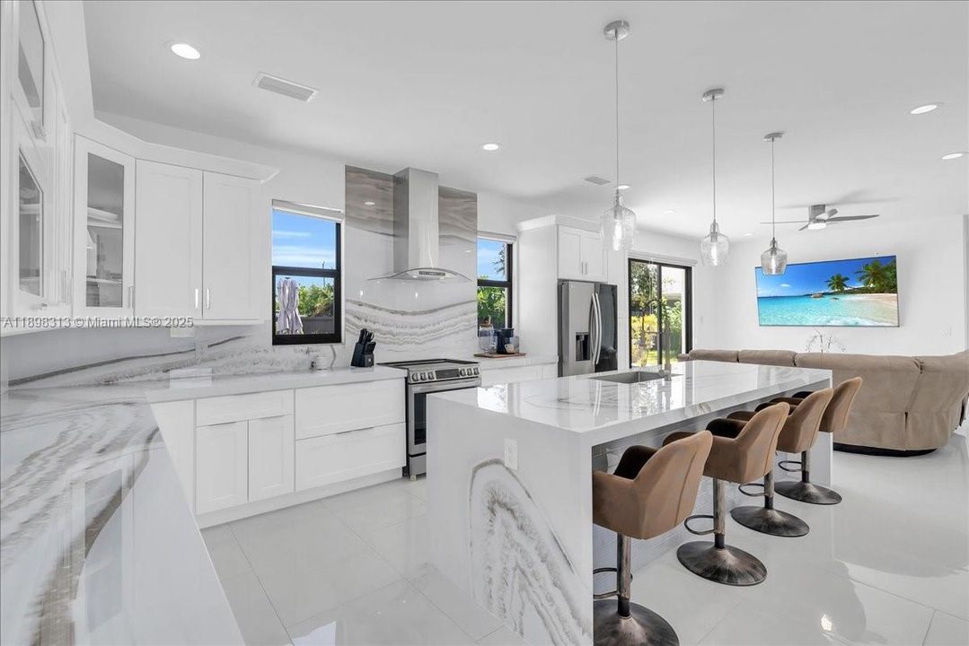 En Venta: $655,000 (4 camas, 4 baños, 2095 Pies cuadrados)