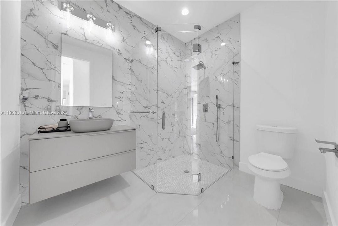 En Venta: $655,000 (4 camas, 4 baños, 2095 Pies cuadrados)