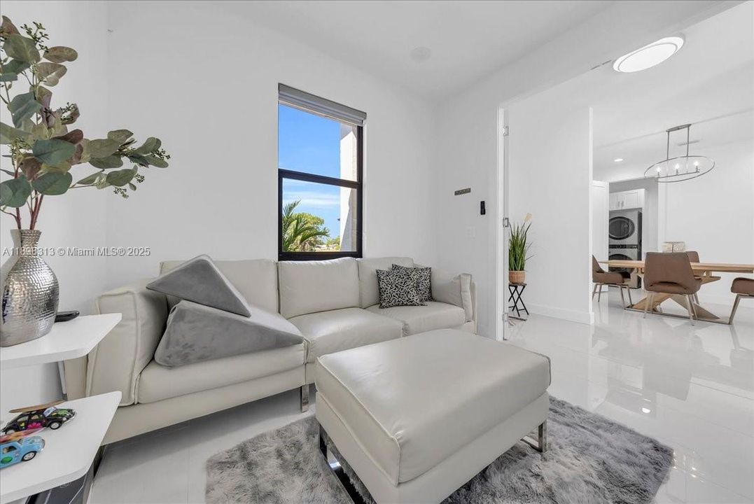 En Venta: $655,000 (4 camas, 4 baños, 2095 Pies cuadrados)