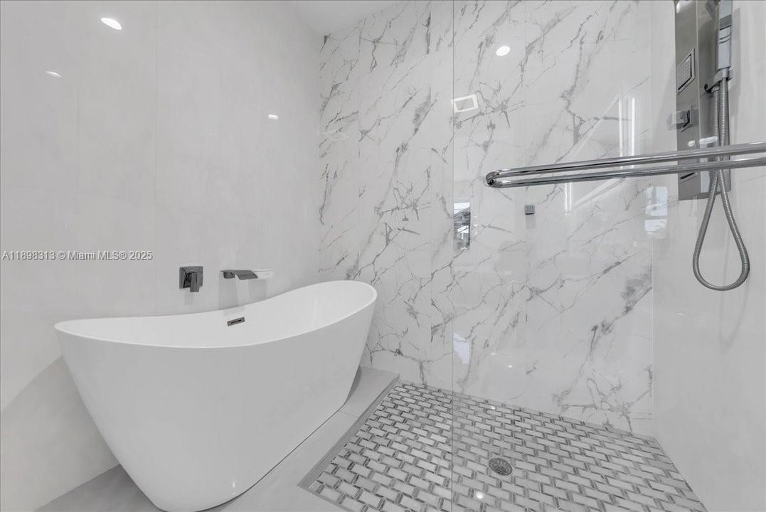 En Venta: $655,000 (4 camas, 4 baños, 2095 Pies cuadrados)