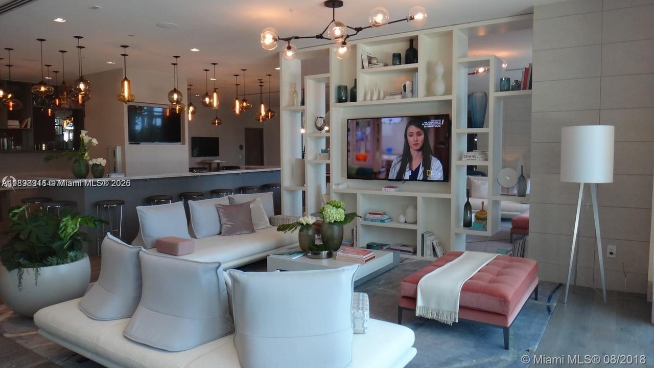 Active With Contract: $4,300 (1 beds, 1 baths, 706 Square Feet)