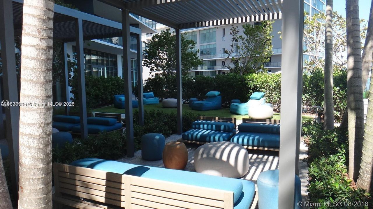 Active With Contract: $4,300 (1 beds, 1 baths, 706 Square Feet)