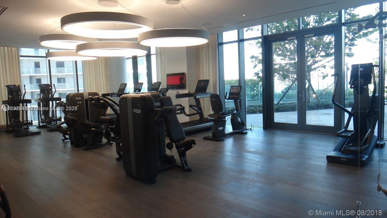 Active With Contract: $4,300 (1 beds, 1 baths, 706 Square Feet)