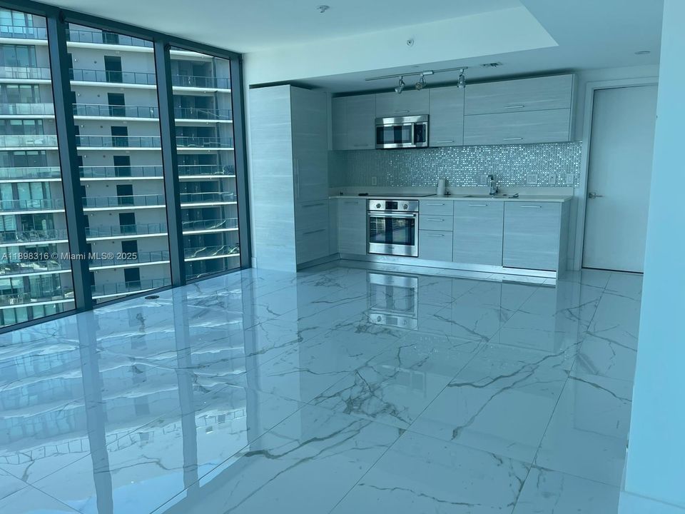 Active With Contract: $4,300 (1 beds, 1 baths, 706 Square Feet)