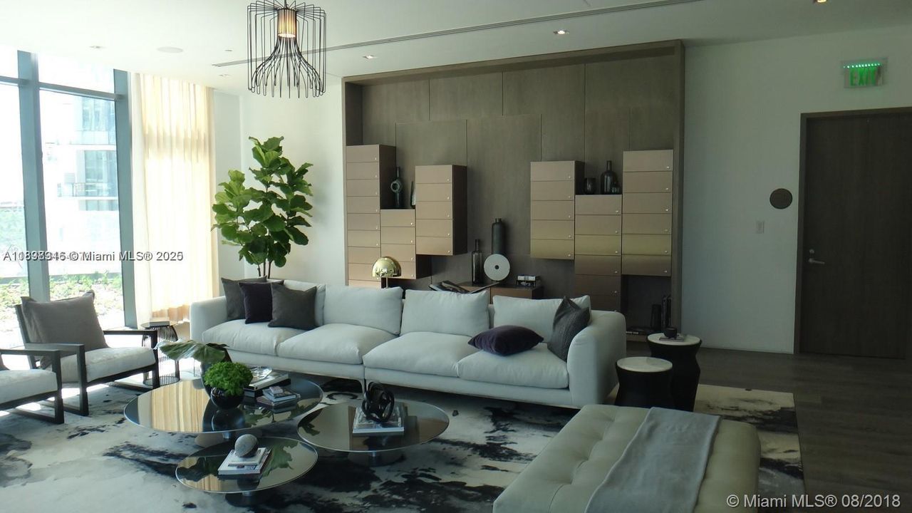 Active With Contract: $4,300 (1 beds, 1 baths, 706 Square Feet)