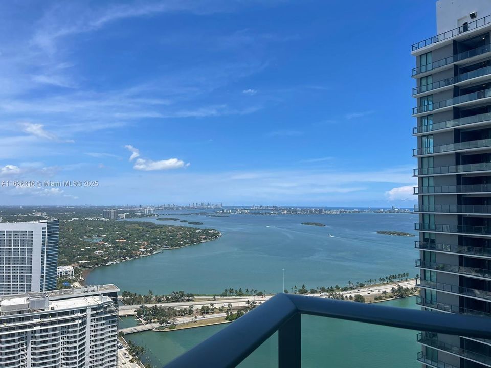 Active With Contract: $4,300 (1 beds, 1 baths, 706 Square Feet)